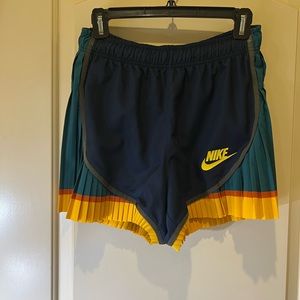 Pleaded Nike shorts